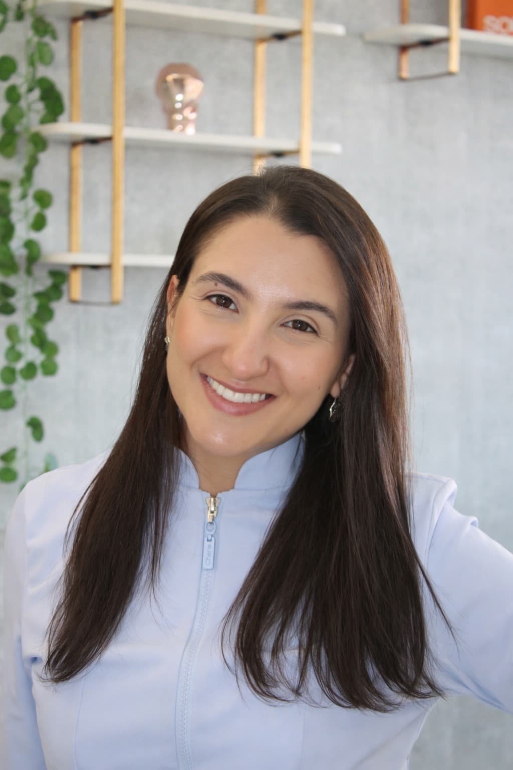 Mulher com sorriso natural e radiante em Indaiatuba